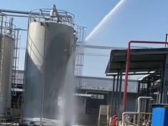 防爆型自动消防炮对油罐火灾进行模拟灭火喷射